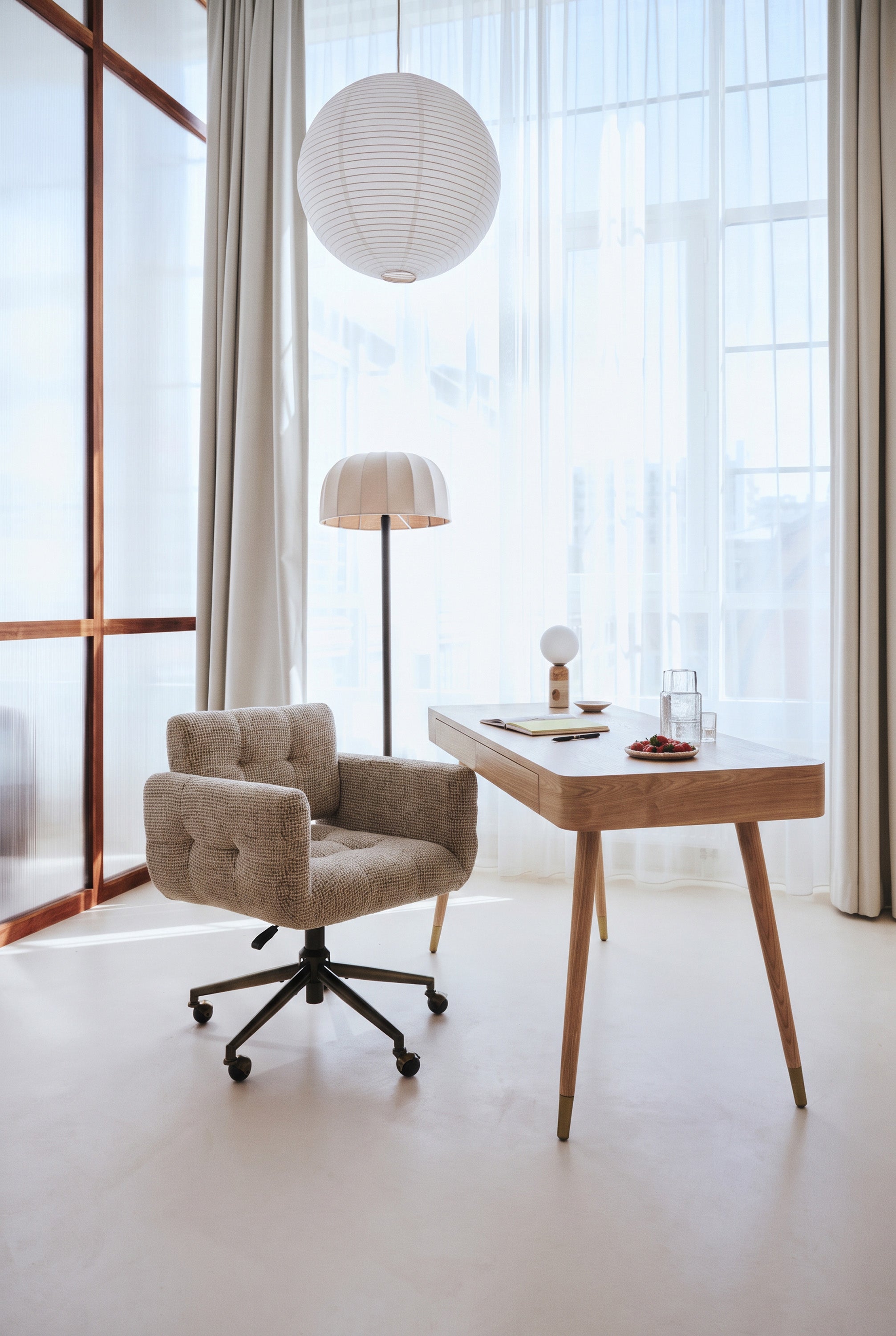 Bureau Vinyle - bois naturel veiné et métal doré - avec fauteuil bouclé et suspension
