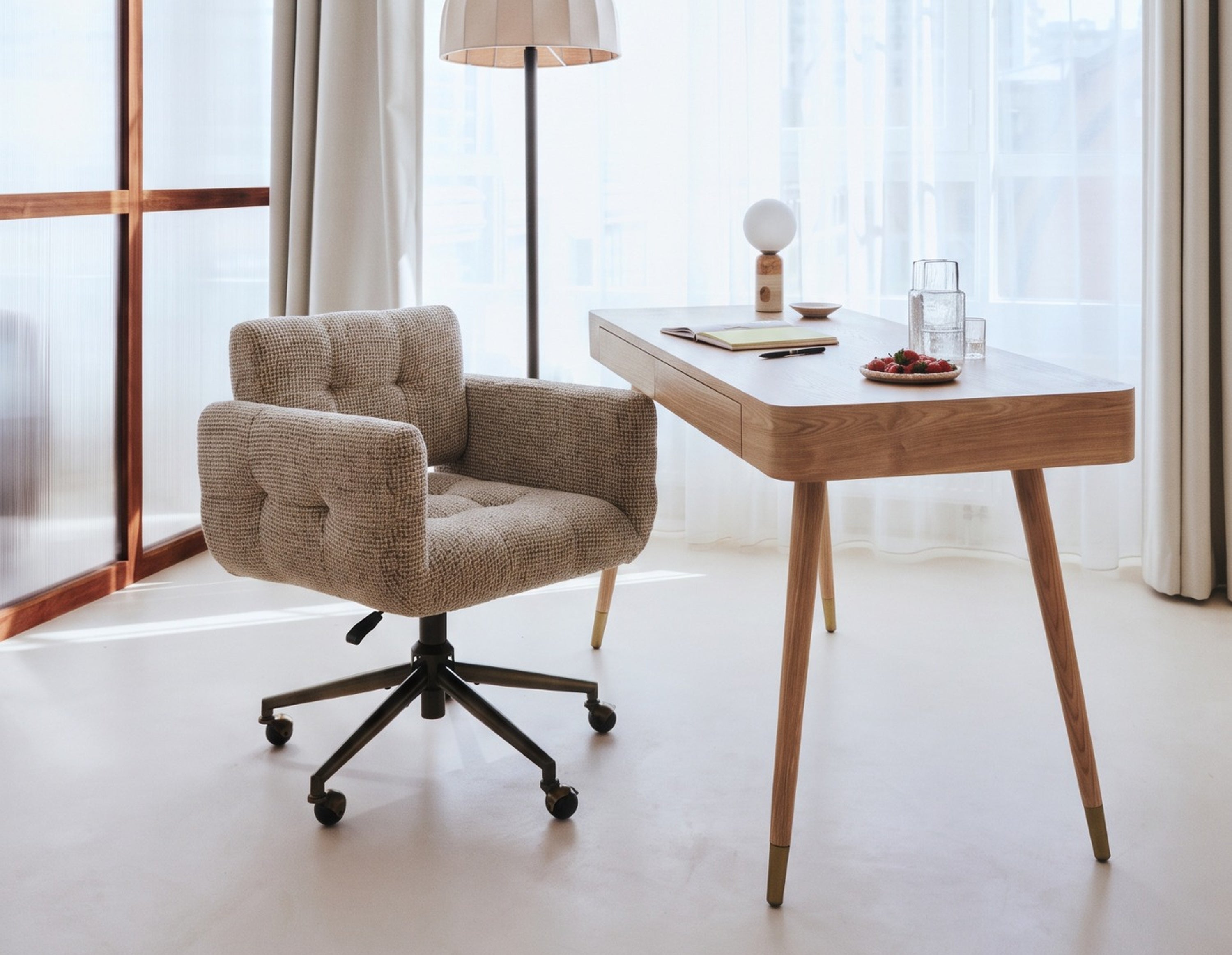 Bureau Vinyle - bois naturel veiné et métal doré - vue d'ensemble avec lampadaire